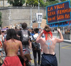 La Slutwalk longeant les remparts de Genève
